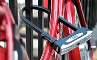 Låst Cykel med Abus bygellås
